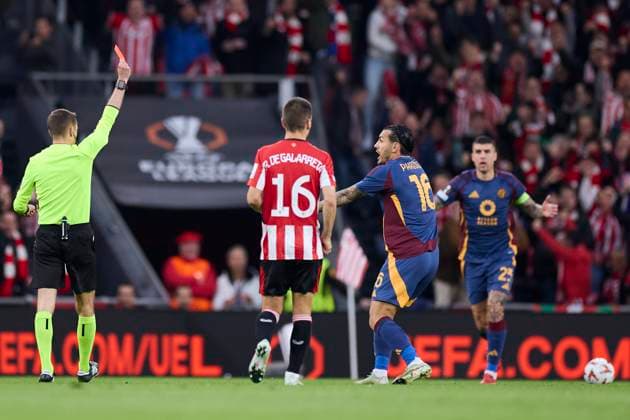 Sport Bilder des Tages March 13, 2025, Bilbao, Vizcaya, SPAIN: Clement Turpin shows a red card to Mats Hummels of AS Roma during the UEFA Europa League 2024 25 Round of 16 Second Leg match between Athletic Club and AS Roma at San Mames on March 13, 2025, in Bilbao, Spain. Bilbao SPAIN - ZUMAa181 20250313_zaa_a181_035 Copyright: xRicardoxLarreinax