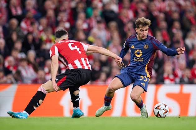 March 13, 2025, Bilbao, Vizcaya, SPAIN: Aitor Paredes of Athletic Club competes for the ball with Tommaso Baldanzi of AS Roma during the UEFA Europa League 2024 25 Round of 16 Second Leg match between Athletic Club and AS Roma at San Mames on March 13, 2025, in Bilbao, Spain. Bilbao SPAIN - ZUMAa181 20250313_zaa_a181_036 Copyright: xRicardoxLarreinax