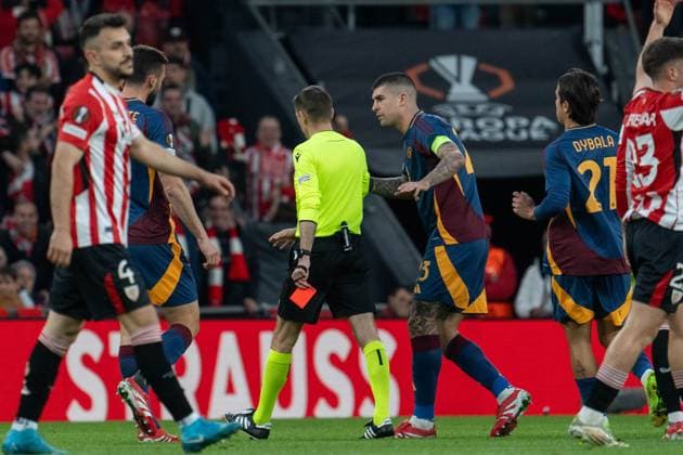 Bilbao, Spain, March 13th 2025 referee shows Mats Hummels (N15 AS Roma)red card during the UEFA Europa League match between Athletic de Bilbao and AS Roma at San Mames in Bilbao, Spain (Andres Lopez Sheridan SPP) Copyright: xAndresxLopezxSheridanxx xSPPx spp-en-AnLoShSp-ATH-ROM-21