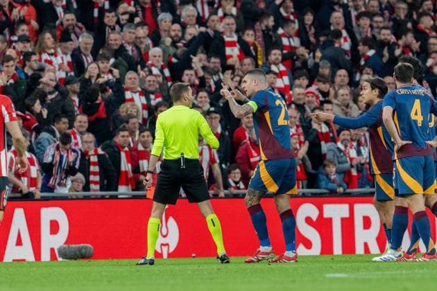 Bilbao, Spain, March 13th 2025 Gianluca Mancini (N23 AS Roma) protests to the referee after the red card to Mats Hummels (N15 AS Roma) the UEFA Europa League match between Athletic de Bilbao and AS Roma at San Mames in Bilbao, Spain (Andres Lopez Sheridan SPP) Copyright: xAndresxLopezxSheridanxx xSPPx spp-en-AnLoShSp-ATH-ROM-22