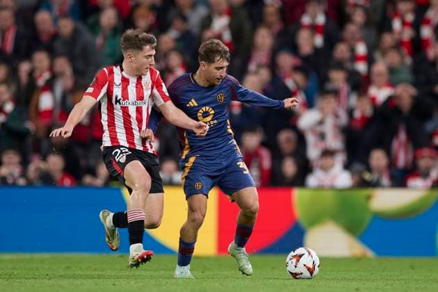 March 13, 2025, Bilbao, Vizcaya, SPAIN: Mikel Jaureguizar of Athletic Club competes for the ball with Tommaso Baldanzi of AS Roma during the UEFA Europa League 2024 25 Round of 16 Second Leg match between Athletic Club and AS Roma at San Mames on March 13, 2025, in Bilbao, Spain. Bilbao SPAIN - ZUMAa181 20250313_zaa_a181_040 Copyright: xRicardoxLarreinax