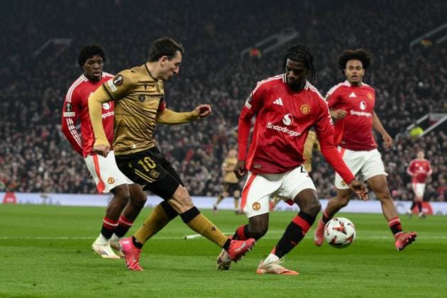 UEFA Europa League Last 16 Manchester United, ManU v Real Sociedad Mikel Oyarzabal of Real Sociedad crosses the ball during the UEFA Europa League Last 16 match Manchester United vs Real Sociedad at Old Trafford, Manchester, United Kingdom, 13th March 2025 (Photo by Craig Thomas News Images) Manchester Old Trafford Greater Manchester United Kingdom Copyright: xCraigxThomas NewsxImagesx