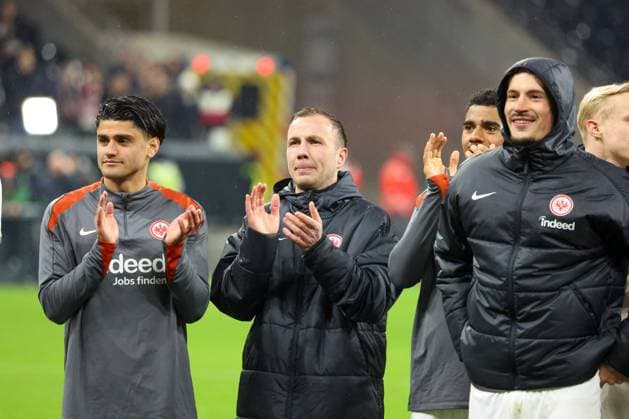 Mahmoud Dahoud Eintracht Frankfurt 18 and Mario Goetze Eintracht Frankfurt 27 during the final cheer, Robin Koch Eintracht Frankfurt 4 , Eintracht Frankfurt vs Ajax Amsterdam, Football, UEFA Europa League, Round of 16, Second leg, 13 03 2025 Frankfurt Hessen Germany Copyright: xkolbert-press MartinxAgüerax
