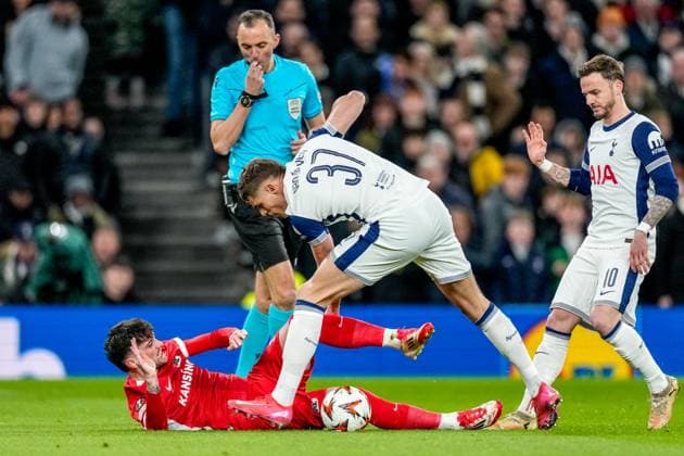 2025-03-13 Tottenham Hotspur v AZ Alkmaar - UEFA Europa League 2024 25 Round of 16 2nd Leg LONDON, ENGLAND - MARCH 13: Troy Parrott of AZ Alkmaar battles for the ball with Micky van de Ven of Tottenham during the UEFA Europa League 2024 25 Round of 16 2nd Leg match between Tottenham Hotspur and AZ Alkmaar at Tottenham Hotspur Stadium on March 13, 2025 in London, England. London Tottenham Hotspur Stadium England Content not available for redistribution in The Netherlands directly or indirectly through any third parties. Copyright: xEdxvanxdexPolx