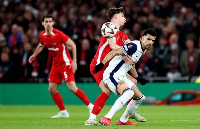 Dominic Solanke of Tottenham Hotspur and Wouter Goes of AZ Alkmaar. Tottenham Hotspur v AZ Alkmaar, UEFA Europa League, Round of 16, Second Leg, Football, Tottenham Hotspur Stadium, London, UK - 13 Mar 2025 EDITORIAL USE ONLY No use with unauthorised audio, video, data, fixture lists, club league logos or live services. Online in-match use limited to 120 images, no video emulation. No use in betting, games or single club league player publications.  Copyright: xJamesxMarsh Shutterstockx 15188196ab
