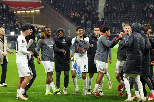 The team with the fans after advancing against Ajax Amsterdam, Cheers, Eintracht Frankfurt vs Ajax Amsterdam, Football, UEFA Europa League, Round of 16, Second leg, 13 03 2025 Frankfurt Hesse Germany Copyright: xkolbert-press MartinxAgüerax