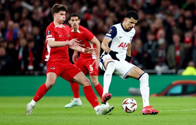 Dominic Solanke of Tottenham Hotspur and Wouter Goes of AZ Alkmaar. Tottenham Hotspur v AZ Alkmaar, UEFA Europa League, Round of 16, Second Leg, Football, Tottenham Hotspur Stadium, London, UK - 13 Mar 2025 EDITORIAL USE ONLY No use with unauthorised audio, video, data, fixture lists, club league logos or live services. Online in-match use limited to 120 images, no video emulation. No use in betting, games or single club league player publications.  Copyright: xJamesxMarsh Shutterstockx 15188196ac