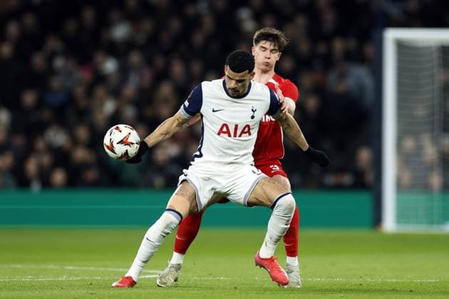 LONDON - (l-r) Dominic Solanke of Tottenham Hotspur FC, Wouter Goes of AZ Alkmaar during the UEFA Europa League match between Tottenham Hotspur FC and AZ Alkmaar at Tottenham Hotspur Stadium on March 13, 2025 in London, England. ANP KOEN VAN WEEL UEFA Europa League 2024 25 Round of 16 Second Leg 2024 25 xVIxANPxSportx xxANPxIVx 522284202 originalFilename: 522284202.jpg
