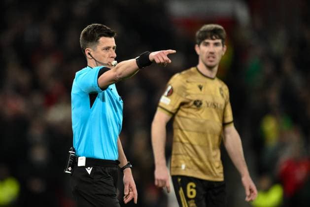 UEFA Europa League Last 16 Manchester United, ManU v Real Sociedad Referee Benoit Bastien signals VAR penalty for Real Sociedad during the UEFA Europa League Last 16 match Manchester United vs Real Sociedad at Old Trafford, Manchester, United Kingdom, 13th March 2025 (Photo by Craig Thomas News Images) Manchester Old Trafford Greater Manchester United Kingdom Copyright: xCraigxThomas NewsxImagesx