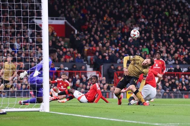 Fußball UEFA-Champions-League-Achtelfinale Manchester United gegen Real Sociedad 13. März 2025 UEFA-Europa-League-Achtelfinale Manchester United gegen Real Sociedad Matthijs de Ligt von Manchester United foult Mikel Oyarzabal von Real Sociedad und bekommt einen Elfmeter zugesprochen Foto Simon Stacpoole Abseits Manchester UK  Copyright: xSimonxStacpoolexOffside