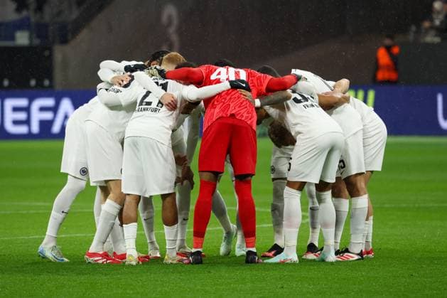 Frankfurt players prepare for a win, Eintracht Frankfurt vs Ajax Amsterdam, Football, UEFA Europa League, Round of 16, Second leg, 13 03 2025 Frankfurt Hesse Germany Copyright: xkolbert-press MartinxAgüerax