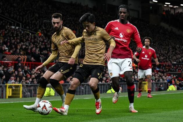 UEFA Europa League Last 16 Manchester United, ManU v Real Sociedad Takefusa Kubo of Real Sociedad holds the ball from Ayden Heaven of Manchester United during the UEFA Europa League Last 16 match Manchester United vs Real Sociedad at Old Trafford, Manchester, United Kingdom, 13th March 2025 (Photo by Craig Thomas News Images) Manchester Old Trafford Greater Manchester United Kingdom Copyright: xCraigxThomas NewsxImagesx