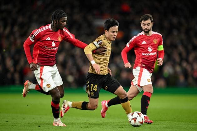 UEFA Europa League Last 16 Manchester United, ManU v Real Sociedad Takefusa Kubo of Real Sociedad breaks past Ayden Heaven of Manchester United during the UEFA Europa League Last 16 match Manchester United vs Real Sociedad at Old Trafford, Manchester, United Kingdom, 13th March 2025 (Photo by Craig Thomas News Images) Manchester Old Trafford Greater Manchester United Kingdom Copyright: xCraigxThomas NewsxImagesx