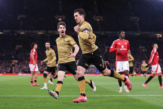 Fußball UEFA-Champions-League-Achtelfinale Manchester United gegen Real Sociedad 13. März 2025 UEFA-Europa-League-Achtelfinale Manchester United gegen Real Sociedad Mikel Oyarzabal von Real Sociedad jubelt mit Aritz Elustondo von Real Sociedad nach seinem ersten Tor Foto Simon Stacpoole Abseits Manchester UK  Copyright: xSimonxStacpoolexOffside
