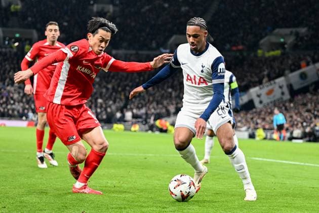 Tottenham Hotspur v AZ Alkmaar Europa League 13 03 2025. Tottenham Hotspur defender Djed Spence (24) takes on AZ Alkmaar defender Seiya Maikuma (16) the Europa League match between Tottenham Hotspur and AZ Alkmaar at Tottenham Hotspur Stadium, London, United Kingdom on 13 March 2025. London Tottenham Hotspur Stadium London United Kingdom Editorial use only , Copyright: xSimonxTraylenx PSI-21627-0028