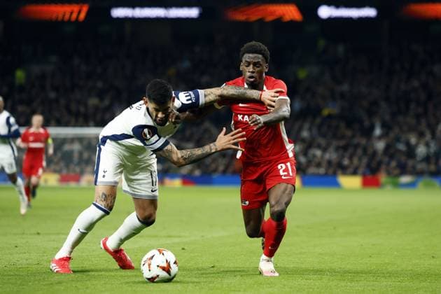 LONDON - (l-r) Cristian Romero of Tottenham Hotspur FC, Ernest Poku of AZ Alkmaar during the UEFA Europa League match between Tottenham Hotspur FC and AZ Alkmaar at Tottenham Hotspur Stadium on March 13, 2025 in London, England. ANP KOEN VAN WEEL UEFA Europa League 2024 25 Round of 16 Second Leg 2024 25 xVIxANPxSportx xxANPxIVx 522286547 originalFilename: 522286547.jpg