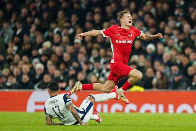 Tottenham Hotspur FC v AZ Alkmaar Cristian Romero of Tottenham Hotspur tackling Kristijan BeliÄ‡ of AZ Alkmaar during the Tottenham Hotspur FC v AZ Alkmaar UEFA Europa League Round of 16, 2nd Leg match at Tottenham Hotspur Stadium, London, United Kingdom on 13 March 2025 Credit: Dylan Hepworth Every Second Media Editorial use only. All images are copyright Every Second Media Limited. No images may be reproduced without prior permission. Copyright: xIMAGO EveryxSecondxMediax ESM-1363-0022 DylanxHepworthx xEveryxSecondxMediax