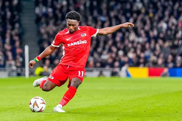 2025-03-13 Tottenham Hotspur v AZ Alkmaar - UEFA Europa League 2024 25 Round of 16 2nd Leg LONDON, ENGLAND - MARCH 13: Ibrahim Sadiq of AZ Alkmaar passes the ball during the UEFA Europa League 2024 25 Round of 16 2nd Leg match between Tottenham Hotspur and AZ Alkmaar at Tottenham Hotspur Stadium on March 13, 2025 in London, England. London Tottenham Hotspur Stadium England Content not available for redistribution in The Netherlands directly or indirectly through any third parties. Copyright: xEdxvanxdexPolx