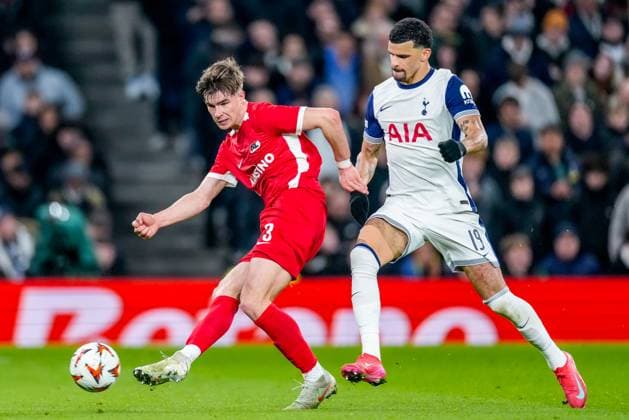 2025-03-13 Tottenham Hotspur v AZ Alkmaar - UEFA Europa League 2024 25 Round of 16 2nd Leg LONDON, ENGLAND - MARCH 13: Wouter Goes of AZ Alkmaar is challenged by Dominic Solanke of Tottenham during the UEFA Europa League 2024 25 Round of 16 2nd Leg match between Tottenham Hotspur and AZ Alkmaar at Tottenham Hotspur Stadium on March 13, 2025 in London, England. London Tottenham Hotspur Stadium England Content not available for redistribution in The Netherlands directly or indirectly through any third parties. Copyright: xEdxvanxdexPolx