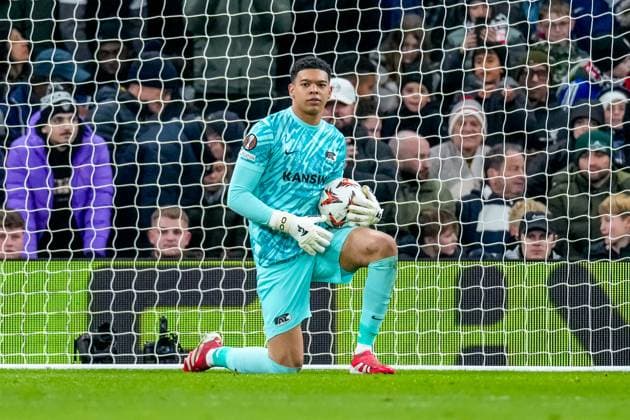 2025-03-13 Tottenham Hotspur v AZ Alkmaar - UEFA Europa League 2024 25 Round of 16 2nd Leg LONDON, ENGLAND - MARCH 13: goalkeeper Rome-Jayden Owusu-Oduro of AZ Alkmaar holds the ball during the UEFA Europa League 2024 25 Round of 16 2nd Leg match between Tottenham Hotspur and AZ Alkmaar at Tottenham Hotspur Stadium on March 13, 2025 in London, England. London Tottenham Hotspur Stadium England Content not available for redistribution in The Netherlands directly or indirectly through any third parties. Copyright: xEdxvanxdexPolx