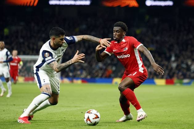 LONDON - (l-r) Cristian Romero of Tottenham Hotspur FC, Ernest Poku of AZ Alkmaar during the UEFA Europa League match between Tottenham Hotspur FC and AZ Alkmaar at Tottenham Hotspur Stadium on March 13, 2025 in London, England. ANP KOEN VAN WEEL UEFA Europa League 2024 25 Round of 16 Second Leg 2024 25 xVIxANPxSportx xxANPxIVx 522286632 originalFilename: 522286632.jpg