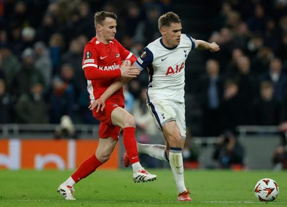 Tottenham Hotspur v AZ Alkmaar - UEFA Europa League 2024 25 Round of 16 Second Leg Peer Koopmeiners of AZ Alkmaar and Micky van de Ven of Tottenham Hotspur challenge during the UEFA Europa League 2024 25 Round of 16 Second Leg match between Tottenham Hotspur and AZ Alkmaar at Tottenham Hotspur Stadium on March 13, 2025 in London, England. London Tottenham Hotspur Stadium England United Kingdom Copyright: xNigelxFrench Sportsphoto APLx 14061253