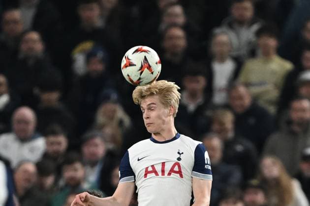 Tottenham Hotspur v AZ Alkmaar Europa League 13 03 2025. Tottenham Hotspur midfielder Lucas Bergvall (15) heads the ball during the Europa League match between Tottenham Hotspur and AZ Alkmaar at Tottenham Hotspur Stadium, London, United Kingdom on 13 March 2025. London Tottenham Hotspur Stadium London United Kingdom Editorial use only , Copyright: xSimonxTraylenx PSI-21627-0040