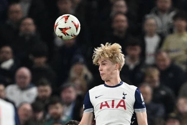 Tottenham Hotspur v AZ Alkmaar Europa League 13 03 2025. Tottenham Hotspur midfielder Lucas Bergvall (15) heads the ball during the Europa League match between Tottenham Hotspur and AZ Alkmaar at Tottenham Hotspur Stadium, London, United Kingdom on 13 March 2025. London Tottenham Hotspur Stadium London United Kingdom Editorial use only , Copyright: xSimonxTraylenx PSI-21627-0041