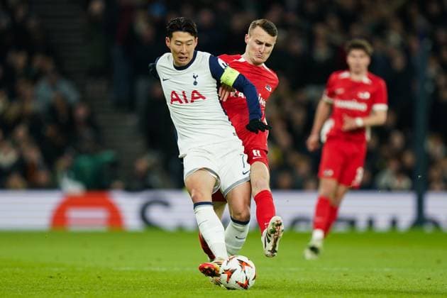 Tottenham Hotspur FC v AZ Alkmaar Son Heung-Min of Tottenham Hotspur under pressure from Jordy Clasie of AZ Alkmaar during the Tottenham Hotspur FC v AZ Alkmaar UEFA Europa League Round of 16, 2nd Leg match at Tottenham Hotspur Stadium, London, United Kingdom on 13 March 2025 Credit: Dylan Hepworth Every Second Media Editorial use only. All images are copyright Every Second Media Limited. No images may be reproduced without prior permission. Copyright: xIMAGO EveryxSecondxMediax ESM-1363-0033 DylanxHepworthx xEveryxSecondxMediax