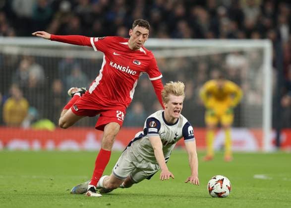 London, England, 13th March 2025. Lucas Bergvall of Tottenham tangles with Zico Buurmeester of AZ Alkmaar during the UEFA Europa League match Tottenham Hotspur v AZ Alkmaar at the Tottenham Hotspur Stadium, London. Picture credit should read: David Klein Sportimage EDITORIAL USE ONLY. No use with unauthorised audio, video, data, fixture lists, club league logos or live services. Online in-match use limited to 120 images, no video emulation. No use in betting, games or single club league player publications. SPI_023_DK_Tottenham_Alkmaar SPI-3742-0023