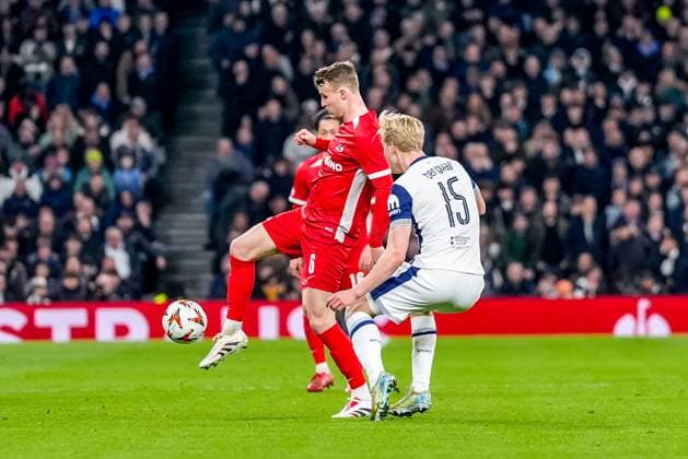 2025-03-13 Tottenham Hotspur v AZ Alkmaar - UEFA Europa League 2024 25 Round of 16 2nd Leg LONDON, ENGLAND - MARCH 13: Peer Koopmeiners of AZ Alkmaar is challenged by Lucas Bergvall of Tottenham during the UEFA Europa League 2024 25 Round of 16 2nd Leg match between Tottenham Hotspur and AZ Alkmaar at Tottenham Hotspur Stadium on March 13, 2025 in London, England. London Tottenham Hotspur Stadium England Content not available for redistribution in The Netherlands directly or indirectly through any third parties. Copyright: xEdxvanxdexPolx