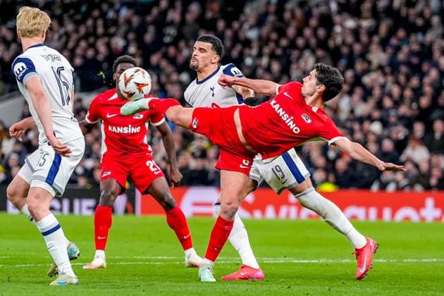 2025-03-13 Tottenham Hotspur v AZ Alkmaar - UEFA Europa League 2024 25 Round of 16 2nd Leg LONDON, ENGLAND - MARCH 13: Alexandre Penetra of AZ Alkmaar battles for the ball with Dominic Solanke of Tottenham during the UEFA Europa League 2024 25 Round of 16 2nd Leg match between Tottenham Hotspur and AZ Alkmaar at Tottenham Hotspur Stadium on March 13, 2025 in London, England. London Tottenham Hotspur Stadium England Content not available for redistribution in The Netherlands directly or indirectly through any third parties. Copyright: xEdxvanxdexPolx