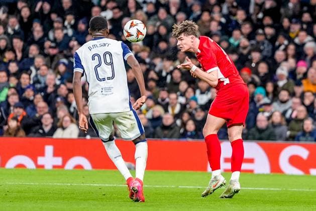 2025-03-13 Tottenham Hotspur v AZ Alkmaar - UEFA Europa League 2024 25 Round of 16 2nd Leg LONDON, ENGLAND - MARCH 13: Wouter Goes of AZ Alkmaar heads the ball during the UEFA Europa League 2024 25 Round of 16 2nd Leg match between Tottenham Hotspur and AZ Alkmaar at Tottenham Hotspur Stadium on March 13, 2025 in London, England. London Tottenham Hotspur Stadium England Content not available for redistribution in The Netherlands directly or indirectly through any third parties. Copyright: xEdxvanxdexPolx
