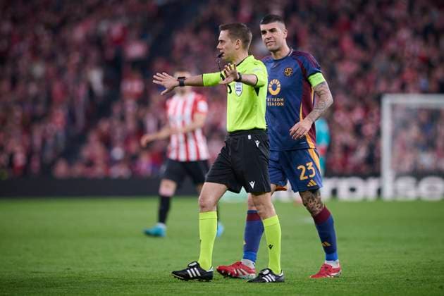 ATHLETIC DE BILBAO v AS ROMA. UEFA EUROPA LEAGUE 2024 2025. ROUND OF 16. Referee Clement Turpin (l) and AS Roma™s Gianluca Mancini during UEFA Europa League 2024 2025 Round of 16 2nd leg match. March 13,2025. (ALTERPHOTOS Jorge Ropero) BilbaoSpain  Copyright: xJorgexRoperox
