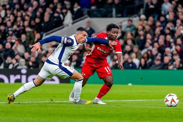 2025-03-13 Tottenham Hotspur v AZ Alkmaar - UEFA Europa League 2024 25 Round of 16 2nd Leg LONDON, ENGLAND - MARCH 13: Pedro Porro of Tottenham battles for the ball with Ibrahim Sadiq of AZ Alkmaar during the UEFA Europa League 2024 25 Round of 16 2nd Leg match between Tottenham Hotspur and AZ Alkmaar at Tottenham Hotspur Stadium on March 13, 2025 in London, England. London Tottenham Hotspur Stadium England Content not available for redistribution in The Netherlands directly or indirectly through any third parties. Copyright: xEdxvanxdexPolx
