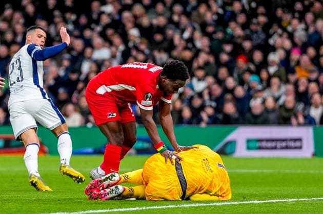 2025-03-13 Tottenham Hotspur v AZ Alkmaar - UEFA Europa League 2024 25 Round of 16 2nd Leg LONDON, ENGLAND - MARCH 13: goalkeeper Guglielmo Vicario of Tottenham is challenged by Ibrahim Sadiq of AZ Alkmaar during the UEFA Europa League 2024 25 Round of 16 2nd Leg match between Tottenham Hotspur and AZ Alkmaar at Tottenham Hotspur Stadium on March 13, 2025 in London, England. London Tottenham Hotspur Stadium England Content not available for redistribution in The Netherlands directly or indirectly through any third parties. Copyright: xEdxvanxdexPolx