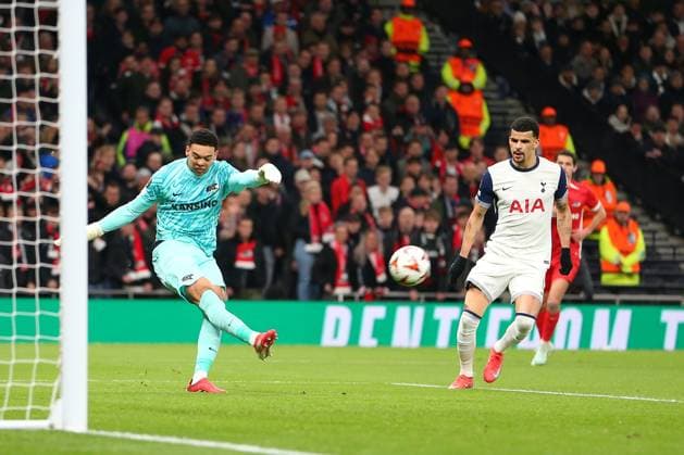 13th March 2025; Tottenham Hotspur Stadium, London, England; UEFA Europa League Last 16 Second Leg Football, Tottenham Hotspur versus AZ Alkmaar; goalkeeper Rome-Jayden Owusu-Oduro of AZ Alkmaar clears the ball with Dominic Solanke of Tottenham Hotspur pressing  ActionPlus12759933 KatiexChan