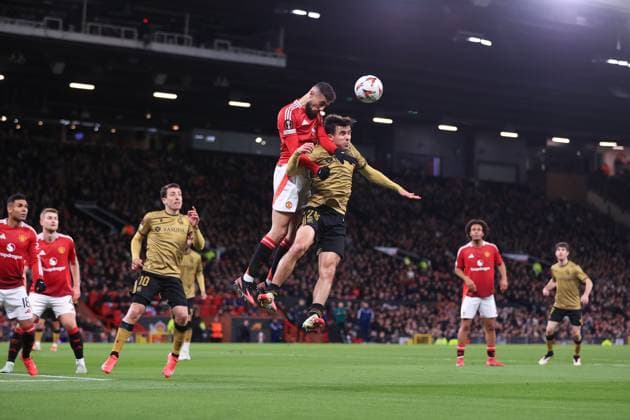 Fußball UEFA Champions League Achtelfinale Manchester United gegen Real Sociedad 13. März 2025 UEFA Europa League Achtelfinale Manchester United gegen Real Sociedad Noussair Mazraoui von Manchester United kämpft mit Pablo Marin von Real Sociedad Foto Simon Stacpoole Abseits Manchester UK  Copyright: xSimonxStacpoolexOffside
