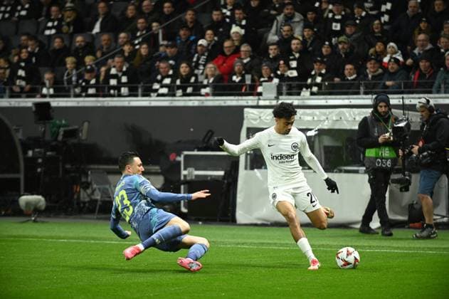 13 03 2025 Frankfurt am Main, Deutsche Bank Park UEFA Europa League 2024 2025 Eintracht Frankfurt AFC Ajax Amsterdam Steven Berghuis Ajax Amsterdam 23 vs Nathaniel Brown 21, Eintracht Frankfurt DFL DFB REGULATIONS PROHIBIT ANY USE OF PHOTOGRAPHS AS IMAGE SEQUENCES AND OR QUASI VIDEO