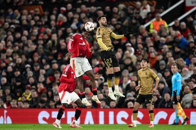 UEFA Europa League Last 16 Manchester United, ManU v Real Sociedad Patrick Dorgu of Manchester United jumps up to win the high ball from Brais MÃ ndez of Real Sociedad during the UEFA Europa League Last 16 match Manchester United vs Real Sociedad at Old Trafford, Manchester, United Kingdom, 13th March 2025 (Photo by Craig Thomas News Images) Manchester Old Trafford Greater Manchester United Kingdom Copyright: xCraigxThomas NewsxImagesx
