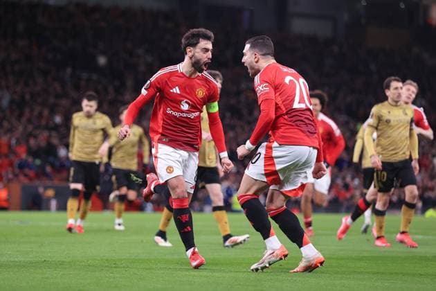 Fußball UEFA-Champions-League-Achtelfinale Manchester United gegen Real Sociedad 13. März 2025 UEFA-Europa-League-Achtelfinale Manchester United gegen Real Sociedad Bruno Fernandes (Manchester United, l.) jubelt mit Diogo Dalot (Manchester United, r.) nach dessen zweitem Tor Foto Simon Stacpoole Abseits Manchester UK  Copyright: xSimonxStacpoolexOffside