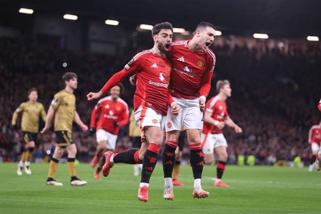 Fußball UEFA-Champions-League-Achtelfinale Manchester United gegen Real Sociedad 13. März 2025 UEFA-Europa-League-Achtelfinale Manchester United gegen Real Sociedad Bruno Fernandes (Manchester United, l.) jubelt mit Diogo Dalot (Manchester United, r.) nach dessen zweitem Tor Foto Simon Stacpoole Abseits Manchester UK  Copyright: xSimonxStacpoolexOffside