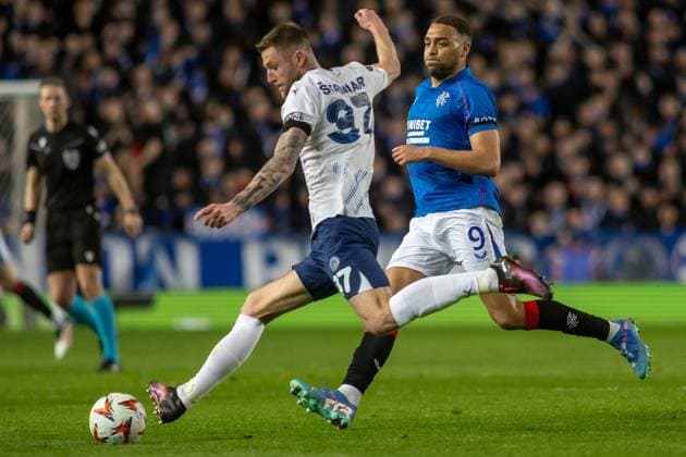 Sport Bilder des Tages Rangers v Fenerbahce Europa League 13 03 2025. Milan Å kriniar of Fenerbahce under pressure from Cyriel Dessers of Rangers FC during the Europa League 1 4 Final 2nd leg, Rangers vs Fenerbahce at Ibrox Stadium, Glasgow,Scotland, 13 03 2025. Govan Ibrox Stadium Glasgow Scotland Editorial use only , Copyright: xColinxPoultneyx PSI-21628-0017