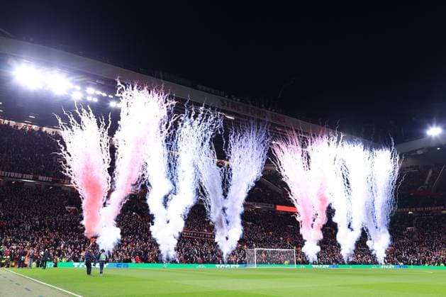 Fußball UEFA Champions League Achtelfinale Manchester United gegen Real Sociedad 13. März 2025 UEFA Europa League Achtelfinale Manchester United gegen Real Sociedad Feuerwerk und Pyrotechnik werden vor dem Spiel gezündet Foto Simon Stacpoole Abseits Manchester UK  Copyright: xSimonxStacpoolexOffside