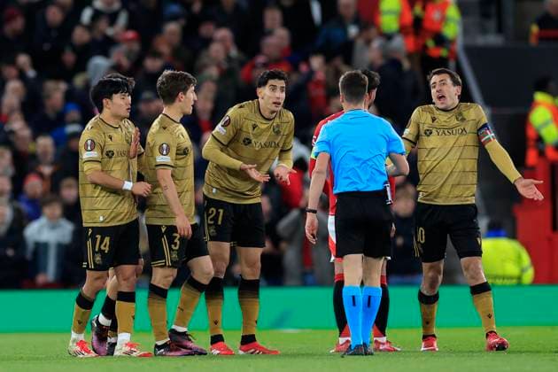 Manchester United, ManU v Real Sociedad Europa League 13 03 2025. Referee Benoit Bastien receives protests from Real Sociedad players after giving a red card to Jon Mikel Aramburu (19) of Real Sociedad during the Europa League match between Manchester United and Real Sociedad at Old Trafford, Manchester, England on 13 March 2025. Manchester Old Trafford Greater Manchester England Editorial use only , Copyright: xConorxMolloyx PSI-21633-0068