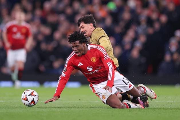 Fußball UEFA-Champions-League-Achtelfinale Manchester United gegen Real Sociedad 13. März 2025 UEFA-Europa-League-Achtelfinale Manchester United gegen Real Sociedad Jon Mikel Aramburu von Real Sociedad foult Patrick Dorgu von Manchester United und wird daraufhin des Feldes verwiesen Foto Simon Stacpoole Abseits Manchester UK  Copyright: xSimonxStacpoolexOffside