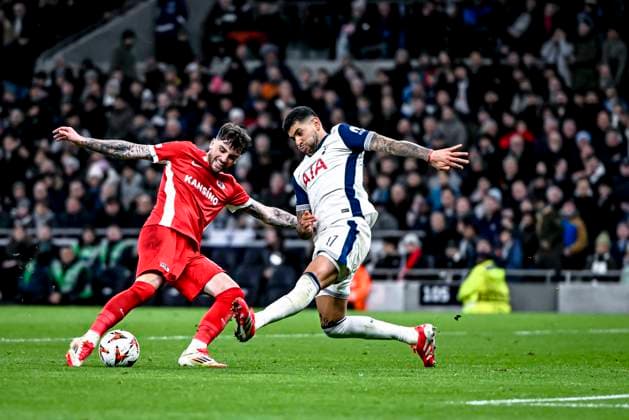AZ Alkmaar forwarder Troy Parrott, Tottenham Hotspur defender Cristian Romero, during the match Tottenham Hotspur AZ at the Tottenham Hotspur Stadium for the UEFA Europa League Round of 16 2nd Leg season 2024 2025 in LONDON, Great Britain on 13 march 2025, photo by Stefan Koops EYE4images DeFodi Images