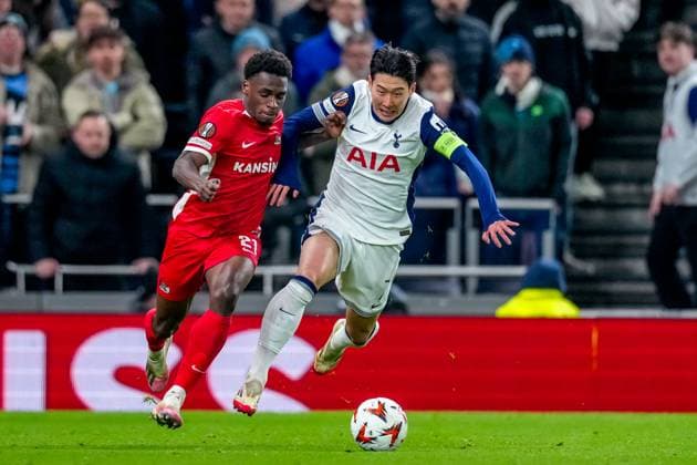 2025-03-13 Tottenham Hotspur v AZ Alkmaar - UEFA Europa League 2024 25 Round of 16 2nd Leg LONDON, ENGLAND - MARCH 13: Ernest Poku of AZ Alkmaar battles for the ball with Heung-Min Son of Tottenham during the UEFA Europa League 2024 25 Round of 16 2nd Leg match between Tottenham Hotspur and AZ Alkmaar at Tottenham Hotspur Stadium on March 13, 2025 in London, England. London Tottenham Hotspur Stadium England Content not available for redistribution in The Netherlands directly or indirectly through any third parties. Copyright: xEdxvanxdexPolx