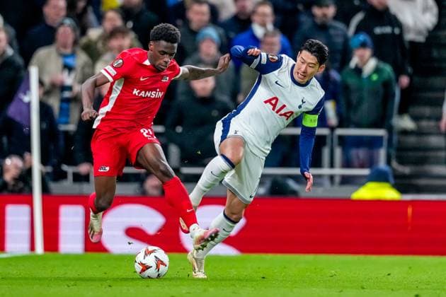 2025-03-13 Tottenham Hotspur v AZ Alkmaar - UEFA Europa League 2024 25 Round of 16 2nd Leg LONDON, ENGLAND - MARCH 13: Ernest Poku of AZ Alkmaar battles for the ball with Heung-Min Son of Tottenham during the UEFA Europa League 2024 25 Round of 16 2nd Leg match between Tottenham Hotspur and AZ Alkmaar at Tottenham Hotspur Stadium on March 13, 2025 in London, England. London Tottenham Hotspur Stadium England Content not available for redistribution in The Netherlands directly or indirectly through any third parties. Copyright: xEdxvanxdexPolx