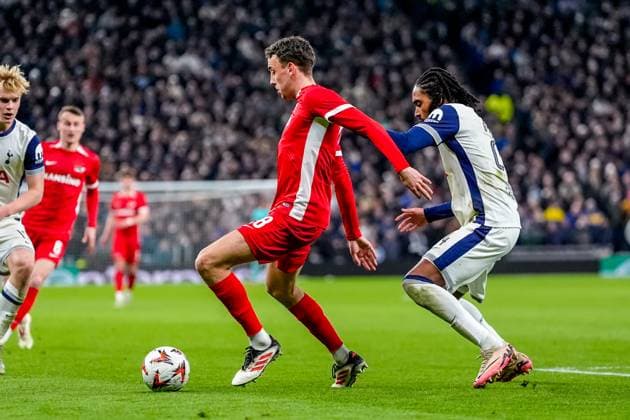 2025-03-13 Tottenham Hotspur v AZ Alkmaar - UEFA Europa League 2024 25 Round of 16 2nd Leg LONDON, ENGLAND - MARCH 13: Zico Buurmeester of AZ Alkmaar is challenged by Djed Spence of Tottenham during the UEFA Europa League 2024 25 Round of 16 2nd Leg match between Tottenham Hotspur and AZ Alkmaar at Tottenham Hotspur Stadium on March 13, 2025 in London, England. London Tottenham Hotspur Stadium England Content not available for redistribution in The Netherlands directly or indirectly through any third parties. Copyright: xEdxvanxdexPolx